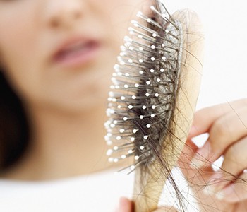 איך להפוך את השיער שלך לעבה יותר?